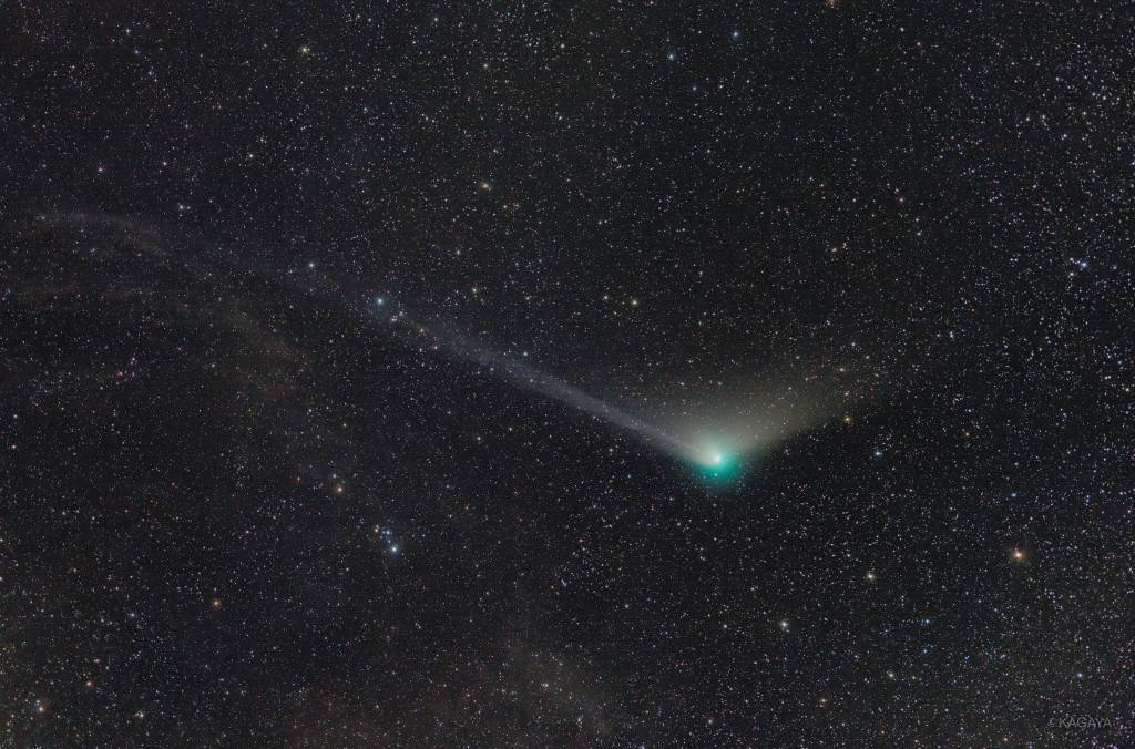 The once-in-50,000-year green comet gradually flies past the earth on February 1st