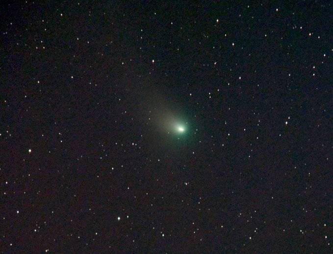 The once-in-50,000-year green comet gradually flies past the earth on February 1st