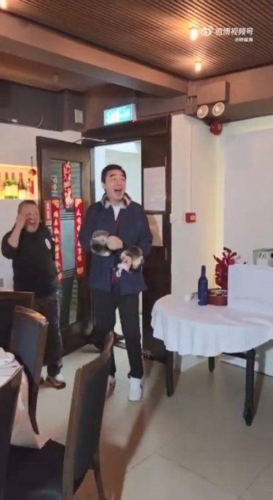 鍾鎮濤70大壽驚喜Party卡士勁過金像獎    兩代歌張學友譚詠麟同唱生日歌