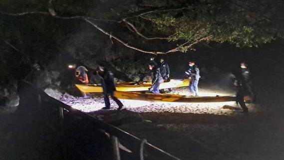 海關西貢大廟灣巡邏見獨木舟飄浮 救起2男1女安全返岸