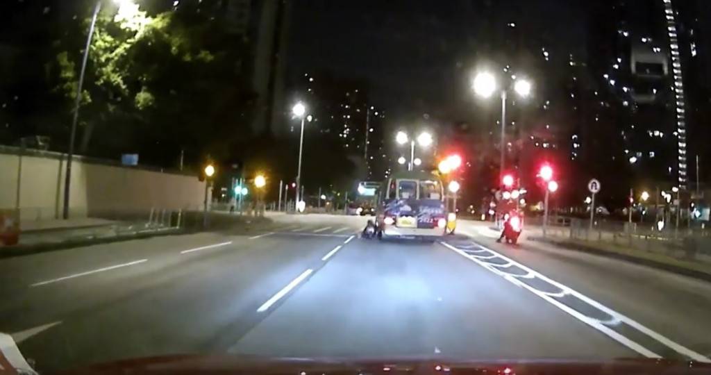 車CAM｜專綫小巴司機馬路中央落客後「衝尾燈」 37歲女乘客頭着地送院
