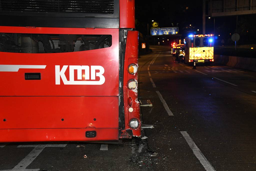 七人車公主道「追尾」撞埋站巴士 女司機一度被困幸輕傷