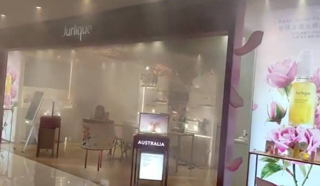 屯門巿廣場化妝品店天花起火 場內濃煙密佈關閘撲火 一人傷送院