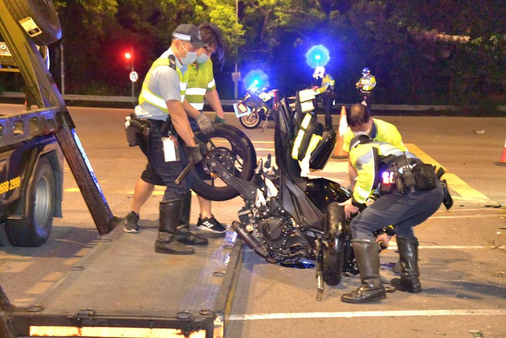 東涌女鐵騎士與tesla相撞 身體嚴重受傷昏迷送院