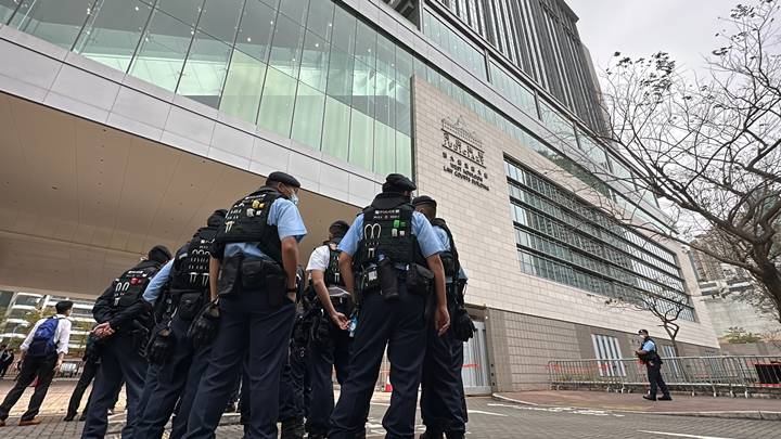初選案審訊第三日 西九龍法院玻璃幕牆突損毀 現場遺BB彈