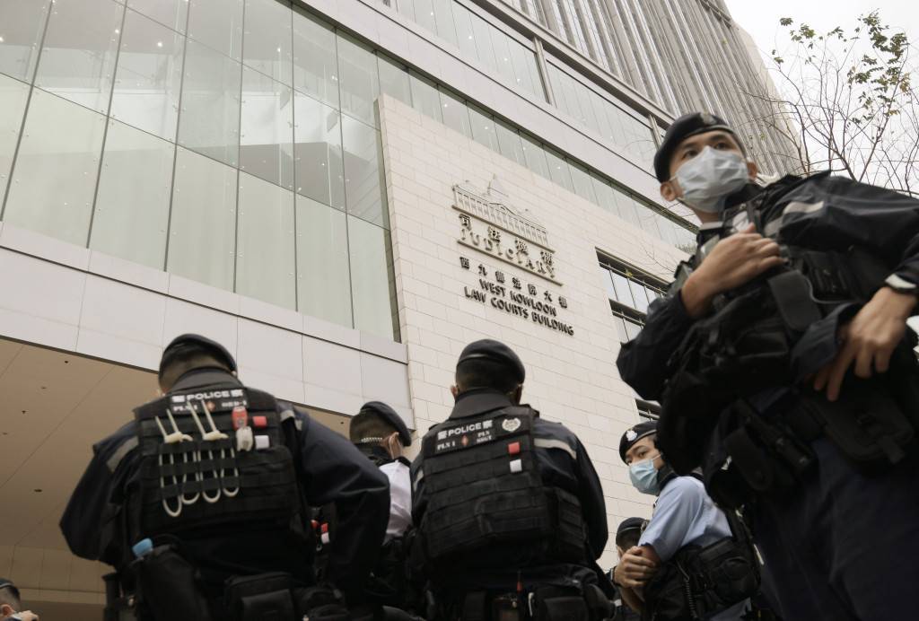 西九法院玻璃疑遭擊中爆裂 林定國強烈譴責：不容暴力威脅司法人員