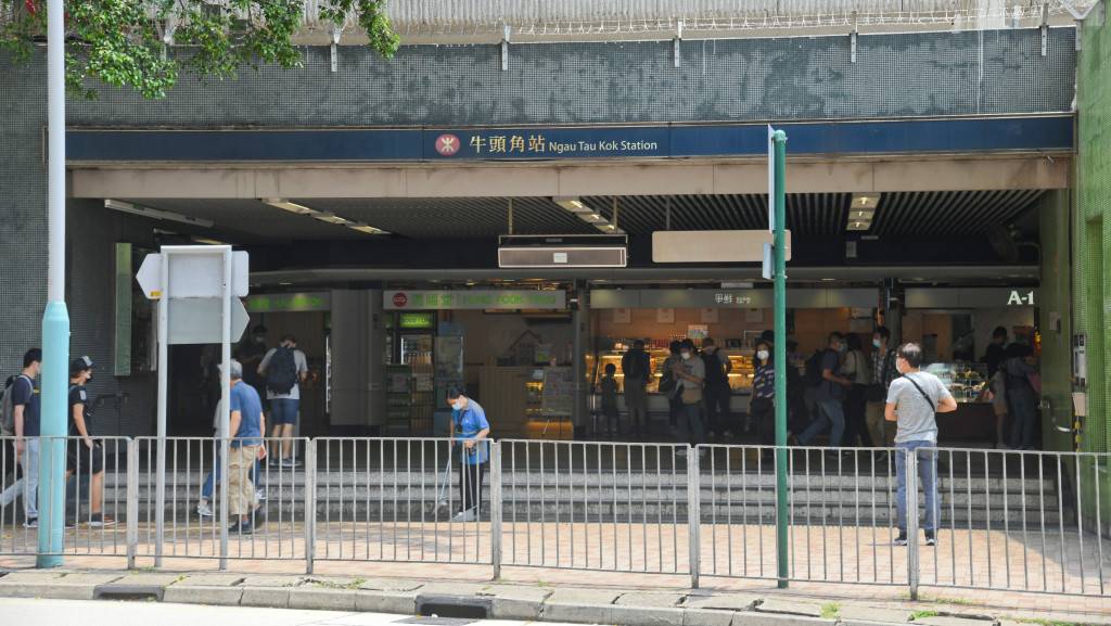 牛頭角站車廂猥褻露體 46歲馬來西亞男被捕