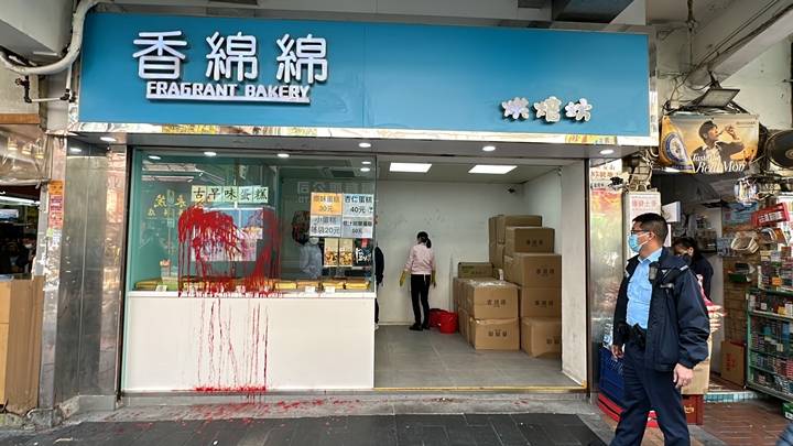 荃灣蛋糕店遭淋紅油 警追緝2男子