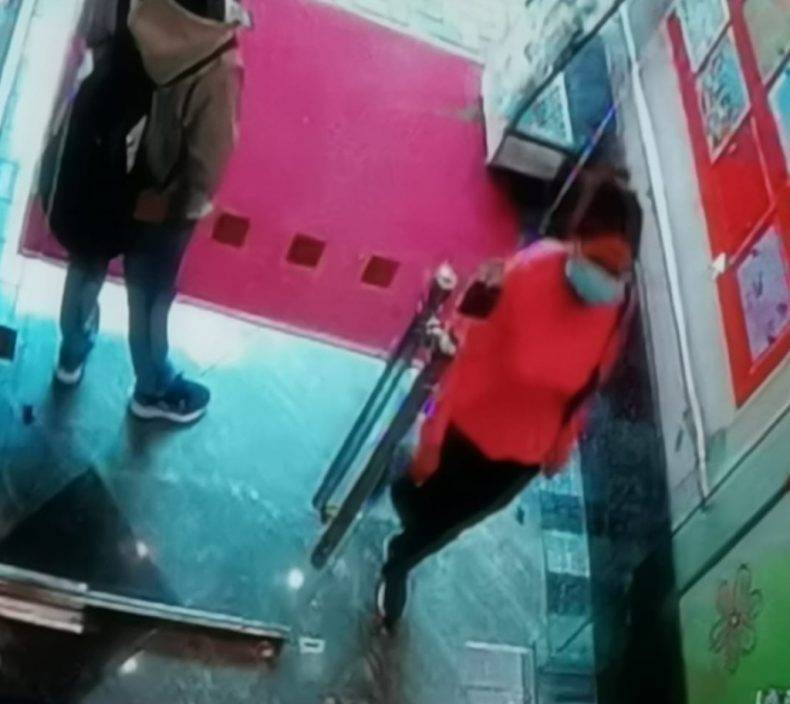 中年紅衫女怒闖香港仔一樓一 女子幫鳳姐「看門口」疑被「點錯相」扑爆頭