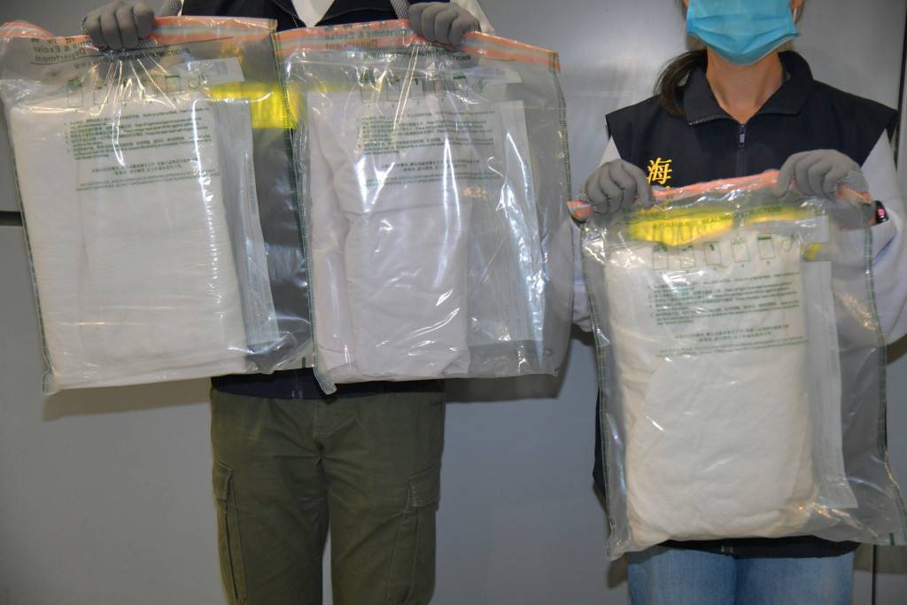 海關機場截查28歲烏干達來港男子 撿「毒衣服」含3.2公斤冰毒巿值170萬