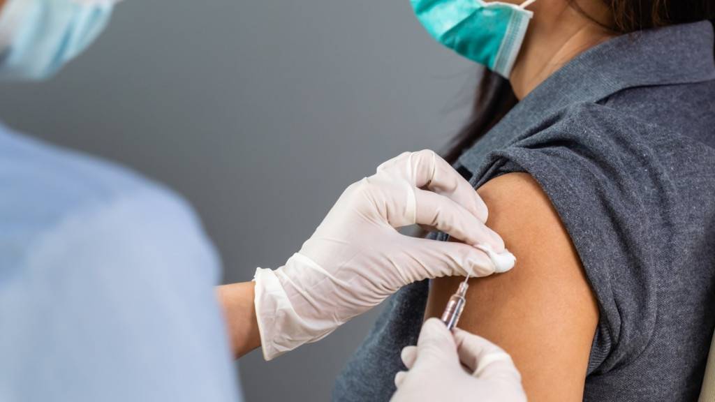 衞生署最近3個月接54宗針後異常報告  14人接種疫苗後疑面癱
