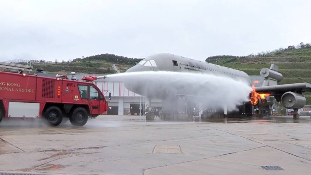 鄧炳強介紹模擬飛機事故訓練場 實測最新滅火機械人