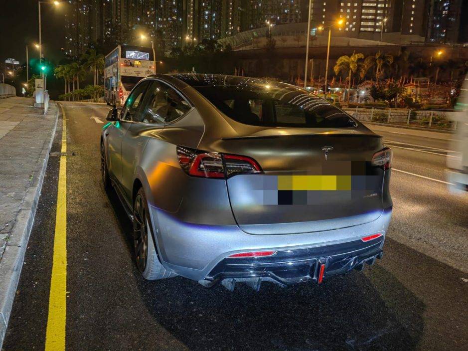 Tesla觀塘繞道車群中穿插 警追數公里後截停 男司機被捕