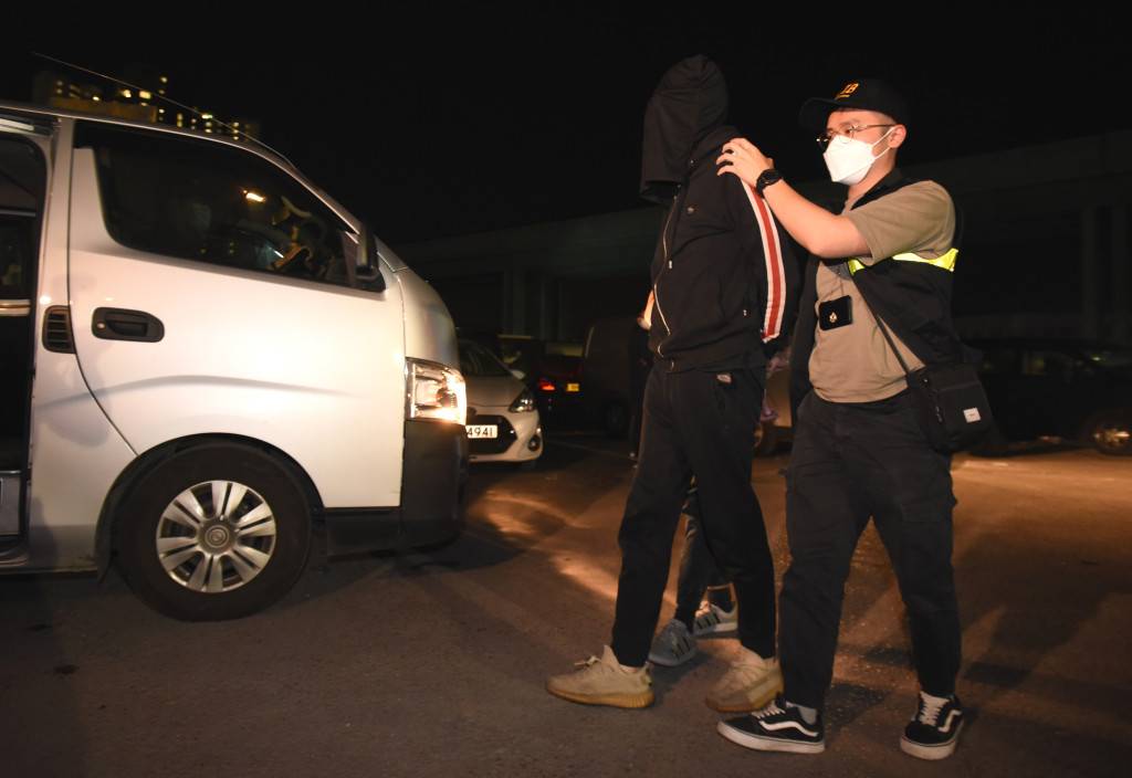 海關天水圍截兩客貨車檢逾220萬元私煙 兩男被捕