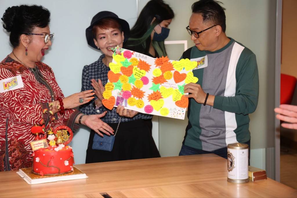 薛家燕返工慶祝「37歲」生日  食發達蛋糕勁驚喜：我可以世界巡迴演出賺錢