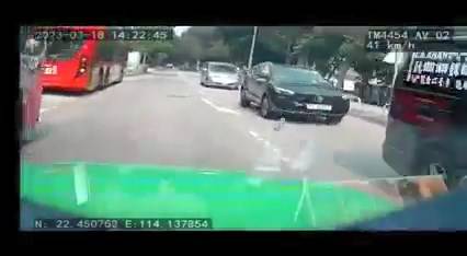 大埔林錦公路男子瓹車罅衝出馬路 遭的士撞飛｜車CAM車擊