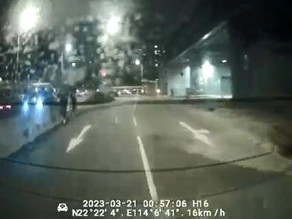 荃灣私家車司機遭6刀漢追斬 事主倒車10米再衝過人群突圍｜車CAM直擊