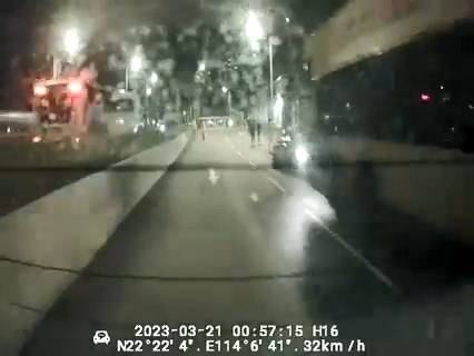 荃灣私家車司機遭6刀漢追斬 事主倒車10米再衝過人群突圍｜車CAM直擊