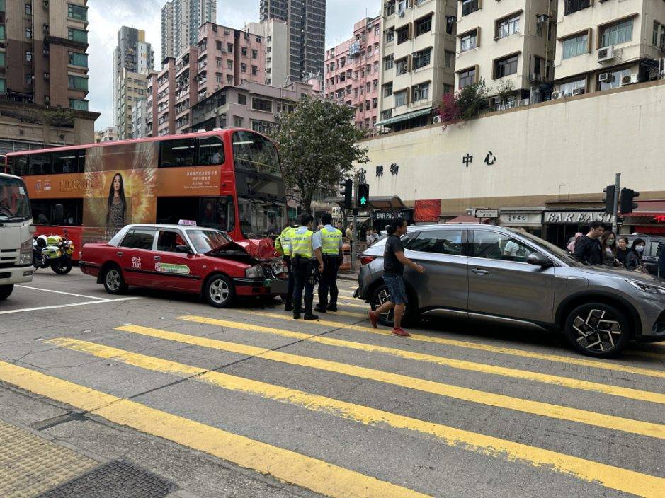 九龍城私家車停燈位 遭的士撞尾釀一傷