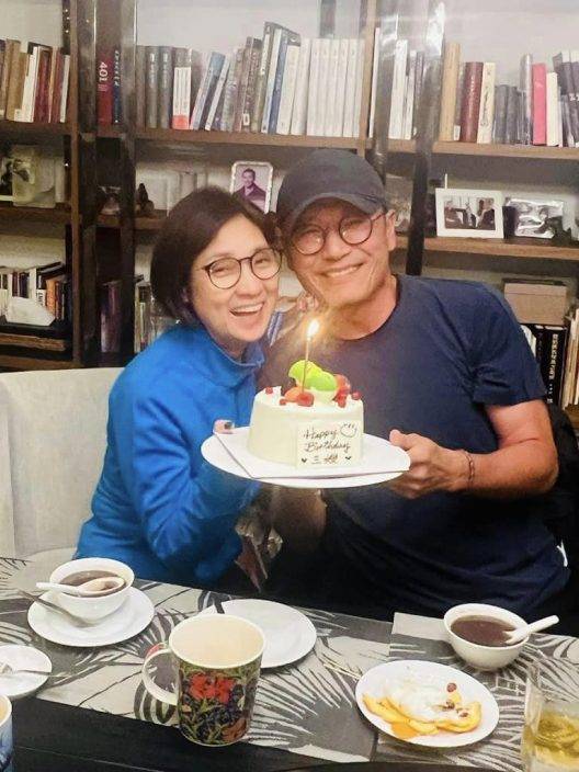 61歲戚美珍變銀髮族零妝容優雅地老去!曾遭譚詠麟笑「肥珍」獲苗僑偉man爆反擊