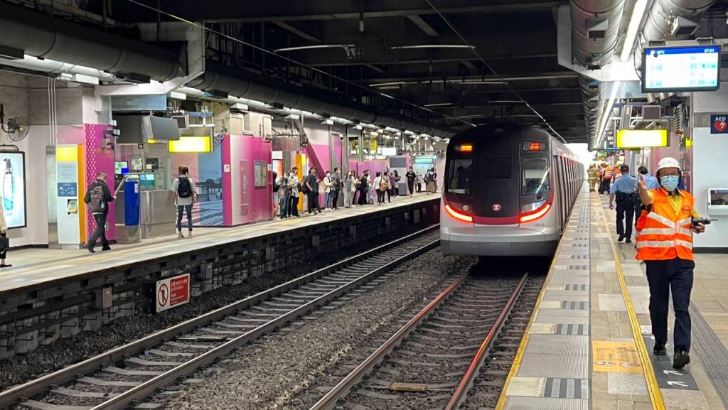 港鐵沙田站有人墮路軌 東鐵綫服務一度受阻