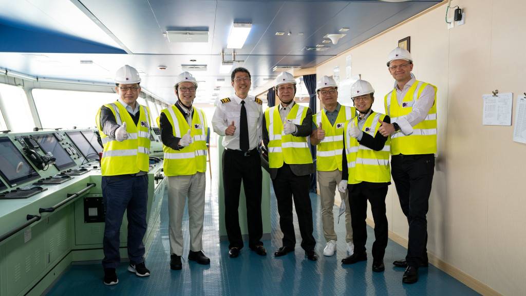 「海上巨人」東方西班牙號首航泊港  廖振新：鞏固香港國際航運中心地位