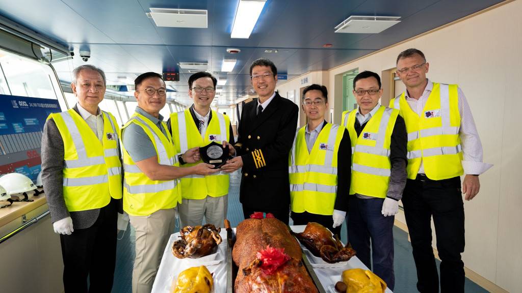「海上巨人」東方西班牙號首航泊港  廖振新：鞏固香港國際航運中心地位