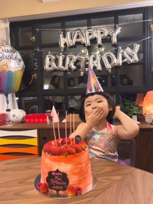 Lucy變美人魚開5歲生日會被叫做功課 沉思數秒以6個字KO爸爸李璨森