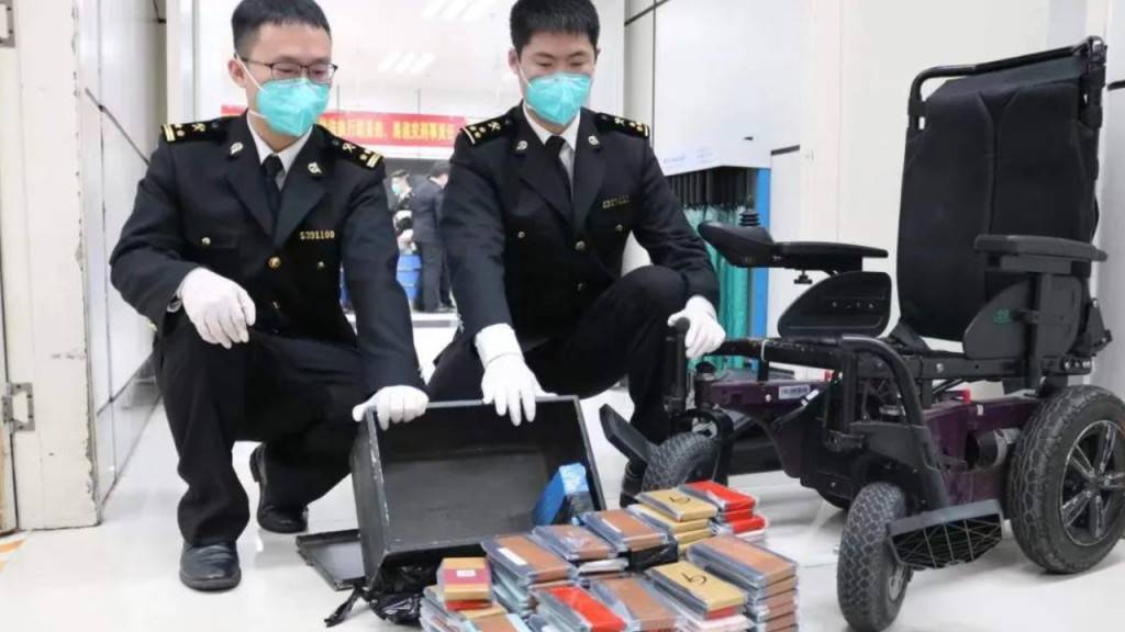 深圳灣旅客坐電動輪椅離港 夾層走私182部舊手機被內地截獲