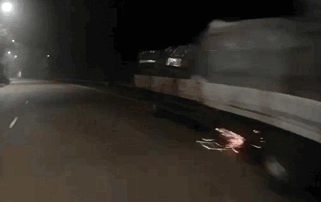 北大嶼山公路3車相撞 的士直插貨車車尾 的士司機當場燒死