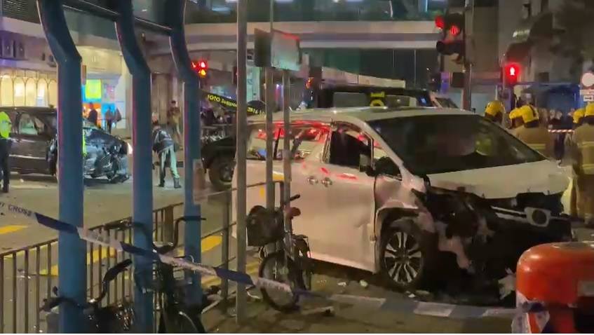 荃灣私家車相撞衝上行人路 女途人慘變人肉三文治受困圍牆與車頭之間
