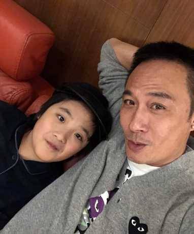 張國榮逝世20周年丨吳鎮宇曾被指金像獎台上嘲諷哥哥同性戀 14歲囝囝串連20首金曲致敬