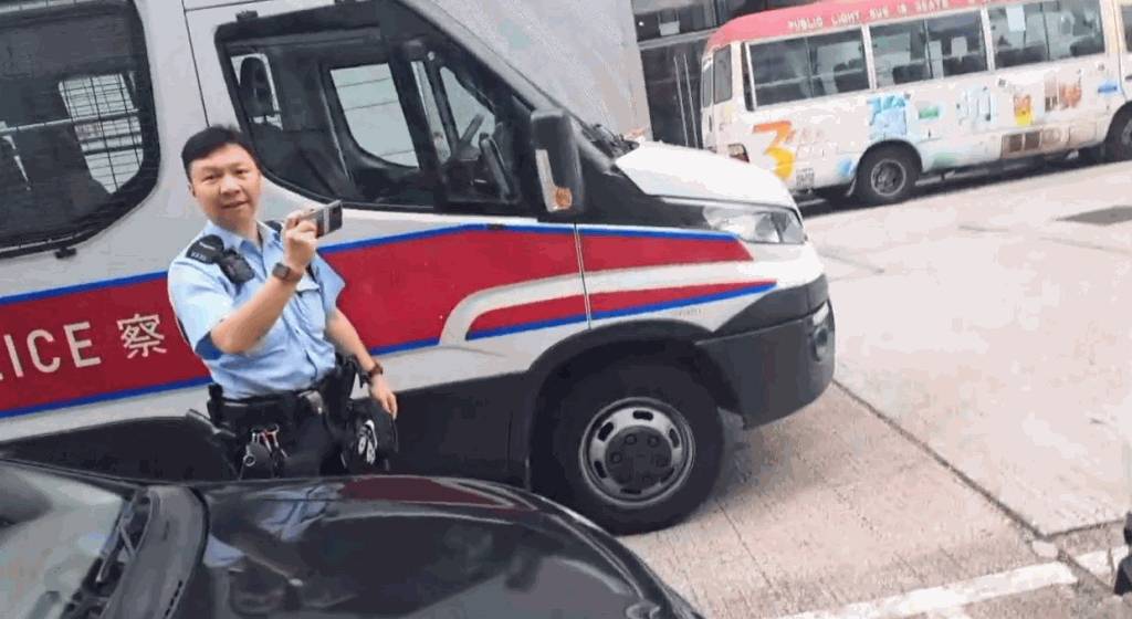 Tesla泊咪錶逾時遭抄牌 司機不忿狂問警員一句KO 網民:今次我撐阿sir