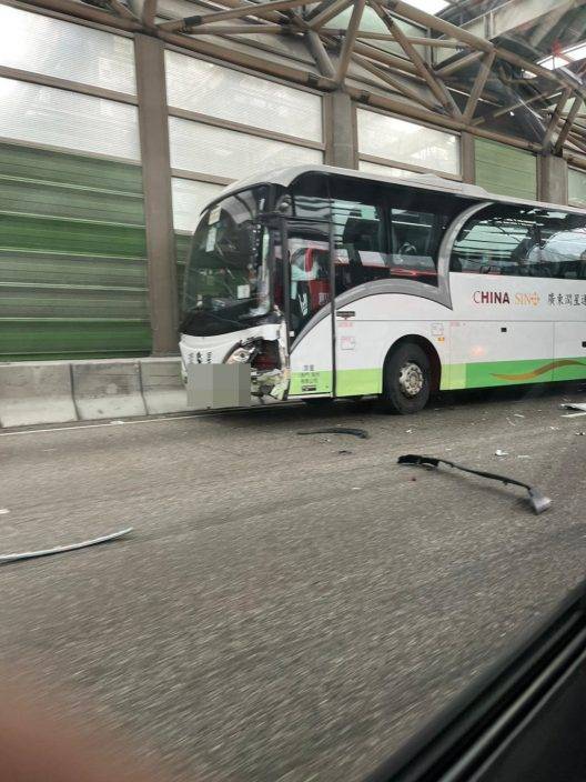 屯門公路私家車與旅遊巴相撞   一人受傷