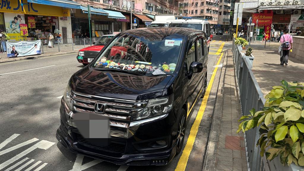 San Po Kong private car illegally parked beef jerky driver was arrested and punched the police