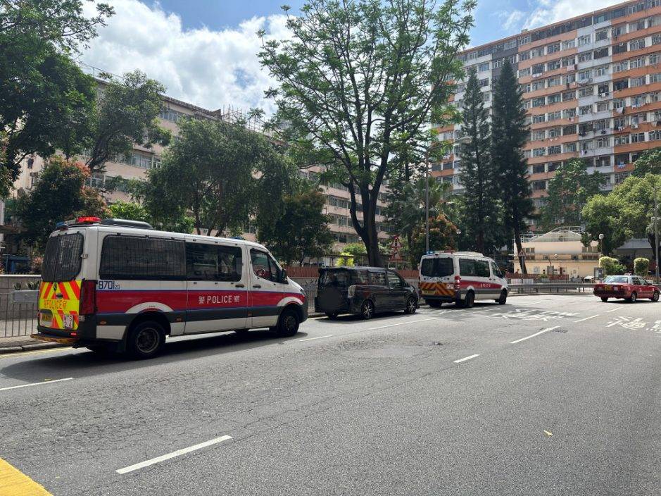 San Po Kong private car illegally parked beef jerky driver was arrested and punched the police