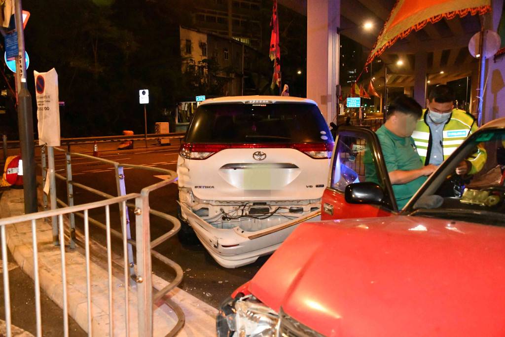 筲箕灣的士私家車相撞 的士司機不適送院