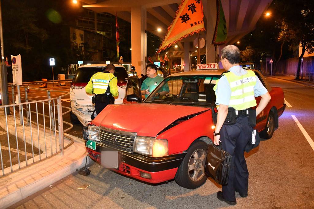 筲箕灣的士私家車相撞 的士司機不適送院